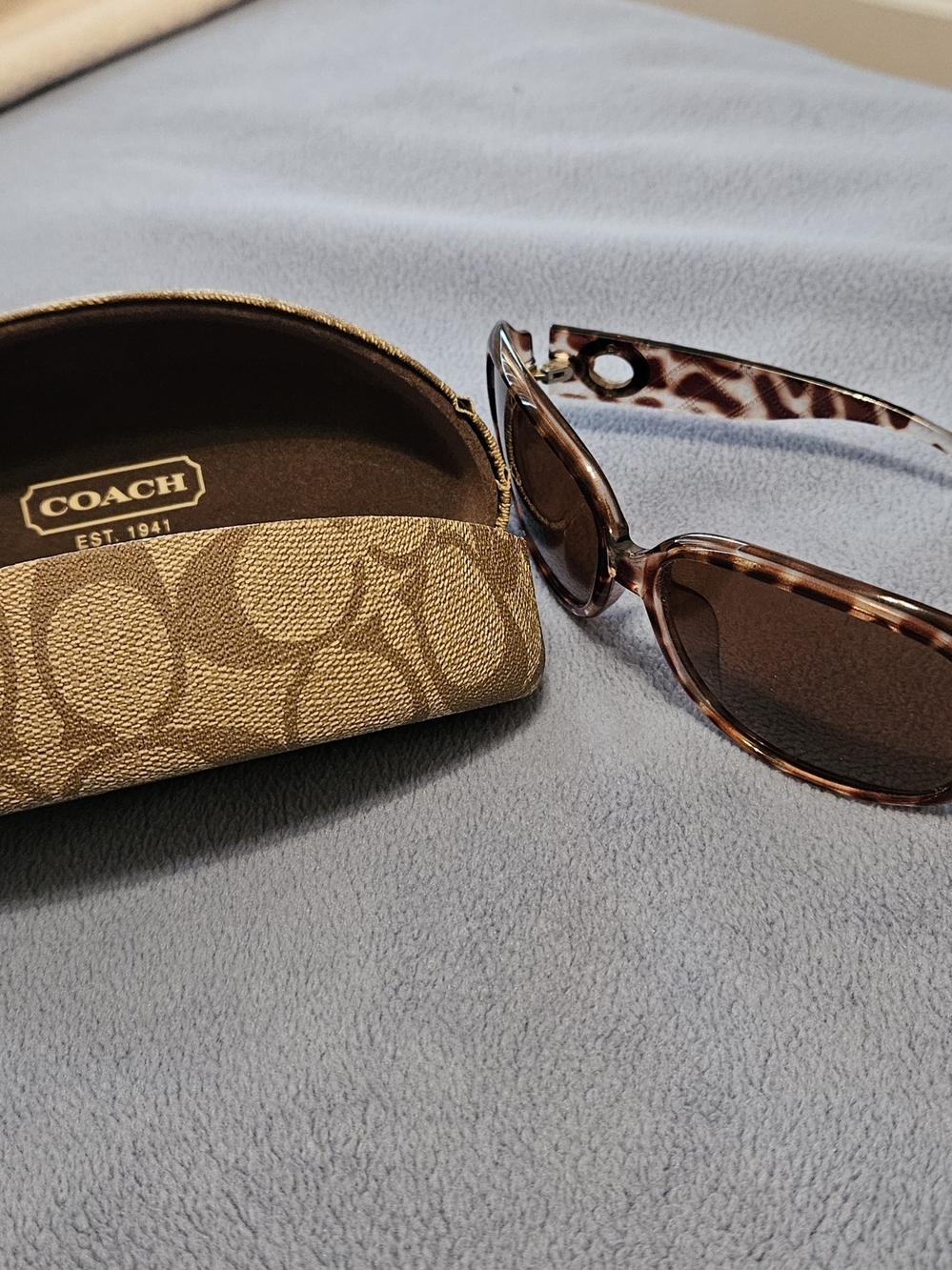 Coach Tortoiseshell Brown Women's Sunglasses with Logo Case